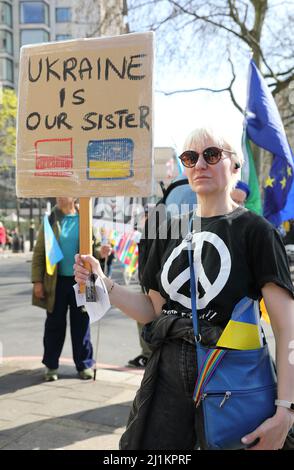 London, Großbritannien. 26.. März 2022. Tausende nahmen am Samstag an einem marsch zur Unterstützung der Ukraine Teil, als Bürgermeister Sadiq Khan das Vereinigte Königreich aufforderte, viel mehr zu tun, um den Ukainiern zu helfen. Der marsch begann auf der Park Lane, bevor er zum Trafalgar Square ging. Kredit : Monica Wells/Alamy Live Nachrichten Stockfoto