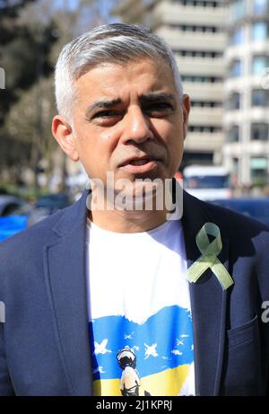 London, Großbritannien. 26.. März 2022. Tausende nahmen am Samstag an einem marsch zur Unterstützung der Ukraine Teil, als Bürgermeister Sadiq Khan das Vereinigte Königreich aufforderte, viel mehr zu tun, um den Ukainiern zu helfen. Der marsch begann auf der Park Lane, bevor er zum Trafalgar Square ging. Kredit : Monica Wells/Alamy Live Nachrichten Stockfoto