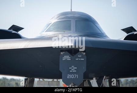 Ipswich, Australien. 24. Februar 2022. Ein strategischer Bomber der US Air Force B-2 Spirit mit dem Bombenflügel 509. parkte während der integrierten Operationen am 24. März 2022 in Ipswich, Queensland, Australien, auf dem Vorfeld der RAAF Base Amberley. Kredit: TSgt. Hailey Haux/Planetpix/Alamy Live News Stockfoto