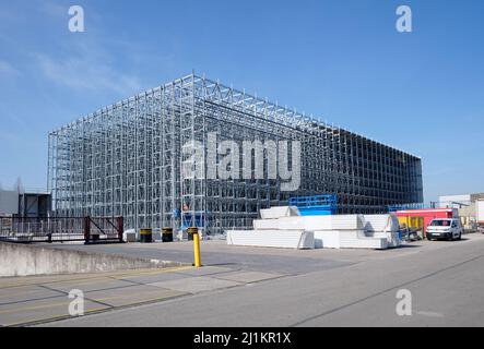 Das neue vollautomatische Hochregallager von Elopak befindet sich in Terneuzen im Bau, das Gebäude wird Hochregallager heißen Stockfoto