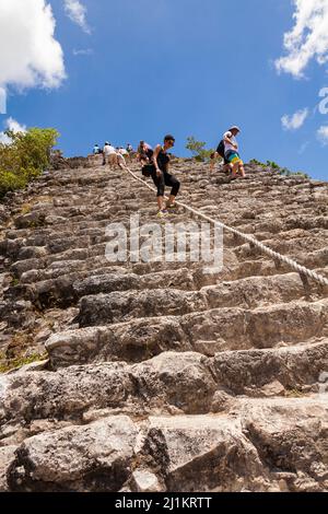 Menschen, die die Nohoch Mul Pyramide in Cobá, Mexiko, erklimmen Stockfoto