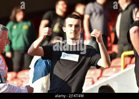 LONDON, GROSSBRITANNIEN. MÄR 26. Barrow-Fan nach dem Spiel der Sky Bet League 2 zwischen Leyton Orient und Barrow im Matchroom Stadium, London, am Samstag, 26.. März 2022. (Kredit: Ivan Yordanov | MI Nachrichten) Kredit: MI Nachrichten & Sport /Alamy Live Nachrichten Stockfoto