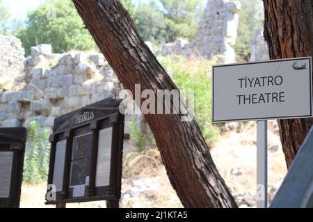 Antalya, Türkei, 05 2020. September: Antalya Phaselis Ancient City alias “Phaselis Antik Kenti. Alte Theaterruinen. Stockfoto