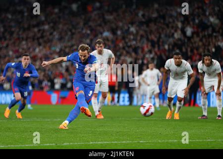 London, Großbritannien. 26. März 2022. Harry Kane aus England schießt seinem Team 2. Tore aus einer Strafe. England gegen die Schweiz, International Football Friendly ernannte Alzheimer's Society International Spiel im Wembley Stadium in London am Samstag, 26.. März 2022. Nur zur redaktionellen Verwendung. Bild von Andrew Orchard/Andrew Orchard Sports Photography/Alamy Live News Credit: Andrew Orchard Sports Photography/Alamy Live News Stockfoto