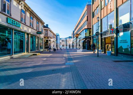 TRONDHEIM, NORWEGEN - MÄRZ 11 2022: Straßenansicht von Trondheim. Stockfoto