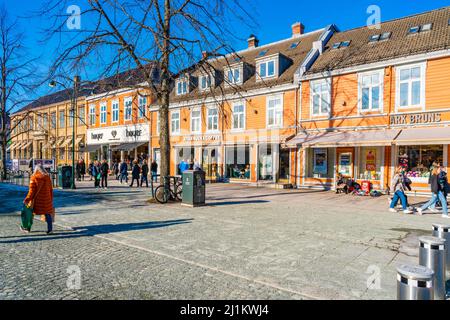 TRONDHEIM, NORWEGEN - MÄRZ 11 2022: Straßenansicht von Trondheim. Stockfoto