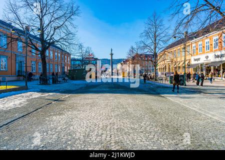 TRONDHEIM, NORWEGEN - MÄRZ 11 2022: Straßenansicht von Trondheim. Stockfoto