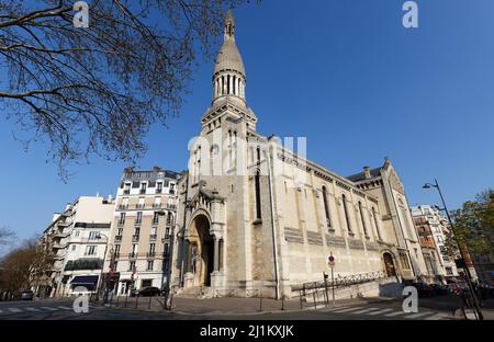 Notre-Dame-d'Auteuil ist eine römisch-katholische Kirche auf dem Hügel Auteuil im Pariser Arrondissement 16e. Stockfoto