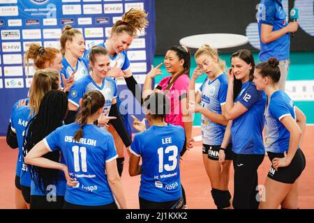 Wiesbaden, Deutschland. 26. März 2022. VC Wiesbaden nach dem 1. Volleyball-Bundesliga Frauen 2021/2022 Spiel zwischen VC Wiesbaden und NawaRo Straubing in der Sporthalle am Platz der Deutschen Einheit in Wiesbaden. Norina Toenges/Sports Press Foto: SPP Sport Press Foto. /Alamy Live News Stockfoto