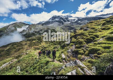 Gruppenwanderung am Wasserfall-Höhenweg in Hintertux Stockfoto