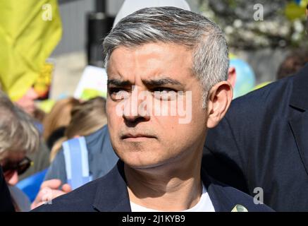 Sadiq Khan, Bürgermeister von London. Stehe mit der Ukraine. Großbritannien mit der Ukraine März und Rallye. Park Lane zum Trafalgar Square, London. UK Credit: michael melia/Alamy Live News Stockfoto