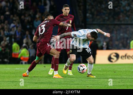 BUENOS AIRES, ARGENTINIEN - 25. MÄRZ: Lionel Messi aus Argentinien kontrolliert den Ball während des FIFA-WM-Qualifiers - CONMEBOL-Spiels zwischen Argentinien und Venezuela am 25. März 2022 im La Bombonera Stadium in Buenos Aires, Argentinien. (Foto von Florencia Tan Jun/Pximages) Stockfoto