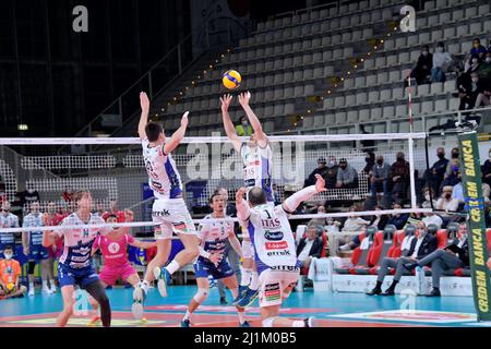 Trient, Italien. 26. März 2022. Riccardo Sbertoli Setting (ITAS Trentino) während des Playoffs - ITAS Trentino vs Gas Sales Bluenergy Piacenza, Volleyball Italienische Serie A Superligameisterschaft der Männer in Trient, Italien, März 26 2022 Quelle: Independent Photo Agency/Alamy Live News Stockfoto