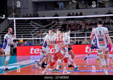 Trient, Italien. 26. März 2022. ITAS Trentino während des Playoffs - ITAS Trentino vs Gas Sales Bluenergy Piacenza, Volleyball Italienische Serie A Superliga-Meisterschaft der Männer in Trient, Italien, 26 2022. März Quelle: Independent Photo Agency/Alamy Live News Stockfoto