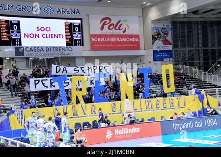 Trient, Italien. 26. März 2022. ITAS Trentino während des Playoffs - ITAS Trentino vs Gas Sales Bluenergy Piacenza, Volleyball Italienische Serie A Superliga-Meisterschaft der Männer in Trient, Italien, 26 2022. März Quelle: Independent Photo Agency/Alamy Live News Stockfoto