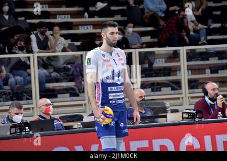 Trient, Italien. 26. März 2022. Adis Lagumdzija (Gasverkäufe Piacenza) während des Playoffs - ITAS Trentino vs Gasverkäufe Bluenergy Piacenza, Volleyball Italienische Serie A Superliga-Meisterschaft der Männer in Trient, Italien, März 26 2022 Quelle: Independent Photo Agency/Alamy Live News Stockfoto