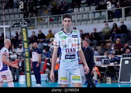 Trient, Italien. 26. März 2022. Alessandro Michieletto (ITAS Trentino) während des Playoffs - ITAS Trentino vs Gas Sales Bluenergy Piacenza, Volleyball Italienische Serie A Superligameisterschaft der Männer in Trient, Italien, März 26 2022 Quelle: Independent Photo Agency/Alamy Live News Stockfoto