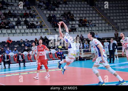 Trient, Italien. 26. März 2022. Riccardo Sbertoli (ITAS trentino) während des Playoffs - ITAS Trentino vs Gas Sales Bluenergy Piacenza, Volleyball Italienische Serie A Superligameisterschaft der Männer in Trient, Italien, März 26 2022 Quelle: Independent Photo Agency/Alamy Live News Stockfoto