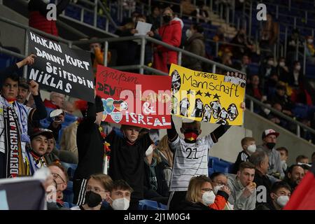Sinsheim, Deutschland. 26. März 2022. 26.. März 2022, PreZero Arena, Sinsheim, Freundschaftsspiel Deutschland gegen Israel, auf dem Bild begrüßen Kinder die Nationalmannschaften Credit: dpa/Alamy Live News Stockfoto