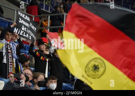 Sinsheim, Deutschland. 26. März 2022. 26.. März 2022, PreZero Arena, Sinsheim, Freundschaftsspiel Deutschland gegen Israel, auf dem Bild begrüßen Kinder die Nationalmannschaften Credit: dpa/Alamy Live News Stockfoto