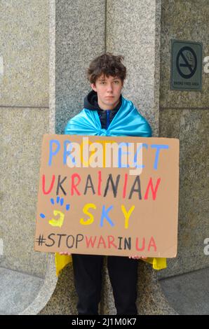 Ein junger Demonstranten hält am 26. März 2022 vor dem Platz der Vereinten Nationen in New York City ein Zeichen, um Schutz für die ukrainische Bevölkerung zu fordern. Stockfoto