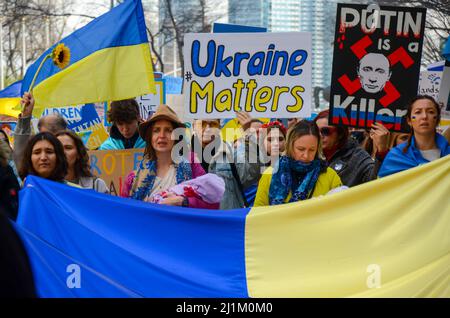 Demonstranten hielten auf dem platz der Vereinten Nationen Anti-Putin-Schilder und marschierten zum Times Square in New York City, um Russlands Invasion in Ukrai zu verurteilen Stockfoto