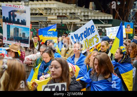 Demonstranten, die blau und gelb (ukrainische Flagge) trugen, um Solidarität mit der Ukraine zu zeigen, während die Mütter auf dem platz der Vereinten Nationen marschieren und m Stockfoto