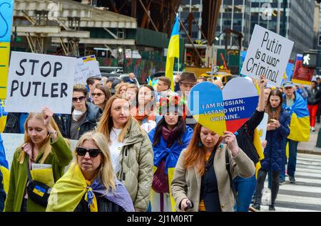 Demonstranten, die blau und gelb (ukrainische Flagge) trugen, um Solidarität mit der Ukraine zu zeigen, während die Mütter auf dem platz der Vereinten Nationen marschieren und m Stockfoto