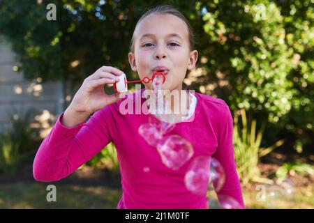 Was wäre die Welt ohne Blasen. Porträt eines niedlichen jungen Mädchen Blasen draußen blasen. Stockfoto