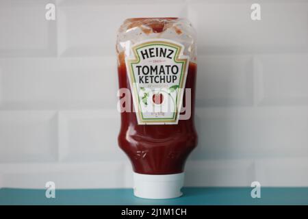 Istanbul, Türkei - März 09 2022: Tomatenketchup-Soße der Marke Heinz, isolierte Flasche, Küchenkonzept. Stockfoto