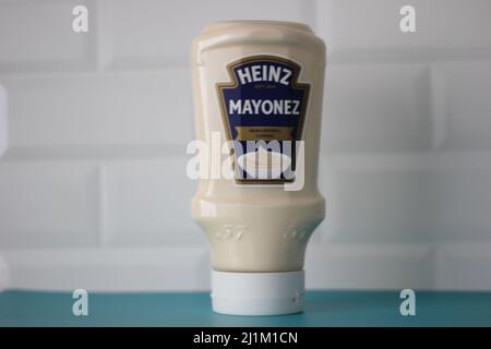 Istanbul, Türkei - März 09 2022: Heinz Marken verschiedene Mayonnaise-Flaschenprodukte, Küchenkonzept Idee. Stockfoto