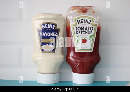 Istanbul, Türkei, 09 2022. März: Heinz Brand Ketchup Mayonnaise Flaschen zusammen, Küchenkonzept Idee Stockfoto