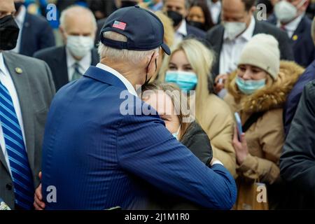 Warschau, Polen. 26. März 2022. US-Präsident Joe Biden umarmt einen ukrainischen Flüchtling, der vor der russischen Invasion im PGE Narodowy Stadium am 26. März 2022 in Warschau, Polen, flüchtet. Bild: Adam Schultz/White House Photo/Alamy Live News Stockfoto