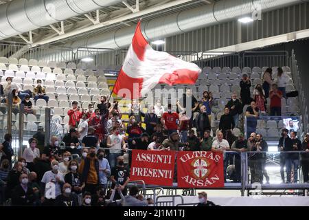 reggio emilia unterstützt während der Serie A1 italienischen LBA Basketball-Meisterschaft Spiel Segafredo Virtus Bologna gegen. UNAHOTELS Reggio Emilia in der Segafredo Arena - Bologna, 26. März 2022 - Foto: Michele Nucci Stockfoto