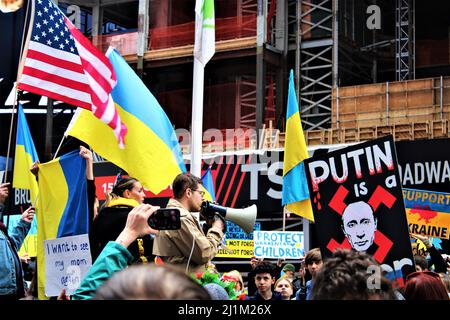 März 26. 2022-New York, New York USA-Mütter marschieren für die Kinder der Ukrainer die Gruppe marschierte vom UNICEF-Hauptquartier der Vereinten Nationen zum Time Square in New York City. Credit Mark Apollo/Alamy Livews Stockfoto