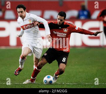 LTU Arena Düsseldorf Deutschland 7.02.2009, Fußball: Bundesliga-Saison 2008/09, Spieltag 19.Spieltag, Bayer 04 Leverkusen (B04, rot) gegen VfB Stuttgart (VFB, weiß) 2:4 – Roberto HILBERT (VFB), Renato AUGUSTO (B04) Stockfoto