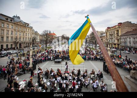 Lviv, Ukraine - 26. März 2022: Konzert in der Nähe der Lviv National Opera während des russischen Krieges Stockfoto