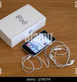 STOCK FOTO - Apple iPod touch (3. Generation) tragbarer MP3-Musik-Player auf Holzschreibtisch mit Box und Kopfhörer Stockfoto