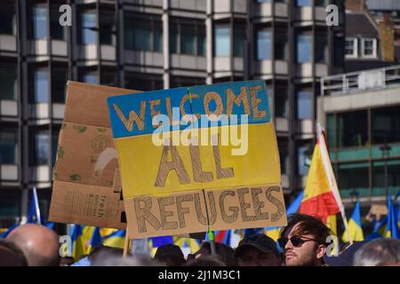 London, England, Großbritannien. 26. März 2022. Ein Protestler hält ein Schild mit dem Titel „Welcome All Refugees“ in der Park Lane, während der Londoner marsch mit der Ukraine stattfindet. Tausende von Menschen marschierten aus Solidarität mit der Ukraine von der Park Lane zum Trafalgar Square, während Russland seinen Angriff fortsetzt. (Bild: © Vuk Valcic/ZUMA Press Wire) Stockfoto