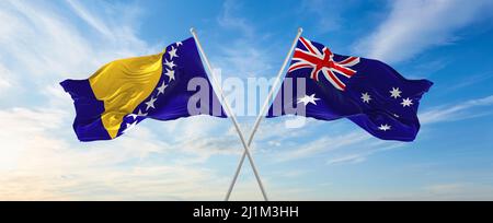 Zwei gekreuzte Flaggen Bosnien und Herzegowina und Australien winken im Wind bei bewölktem Himmel. Konzept der Beziehung, des Dialogs, des Reisens zwischen zwei Ländern Stockfoto