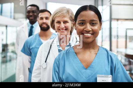 Das Know-how und die Fähigkeiten verschiedener Fachleute zusammenführen. Porträt einer Gruppe von Ärzten, die in einem Krankenhaus zusammenstehen. Stockfoto