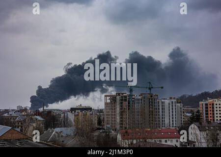 LVIV, UKRAINE - 26. März 2022: Zerstörung der zivilen Infrastruktur durch die russische Armee. Folgen eines Raketenanschlags auf ein Öllagerplatz Stockfoto