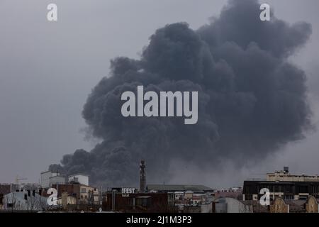 LVIV, UKRAINE - 26. März 2022: Zerstörung der zivilen Infrastruktur durch die russische Armee. Folgen eines Raketenanschlags auf ein Öllagerplatz Stockfoto