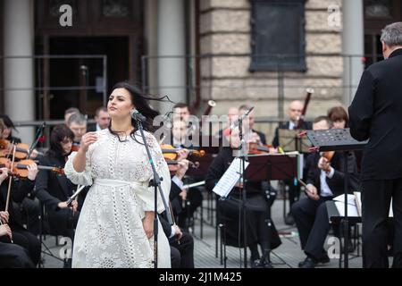 Lviv, Ukraine - 26. März 2022: Konzert in der Nähe der Lviv National Opera während des russischen Krieges Stockfoto