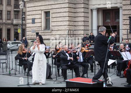 Lviv, Ukraine - 26. März 2022: Konzert in der Nähe der Lviv National Opera während des russischen Krieges Stockfoto