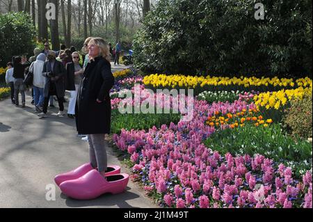 Keukenhof, Lisse, Niederlande. 26. März 2022. Der holländische Park der Zwiebelpflanzen Keukenhof hat nach einer zweijährigen Pause wieder geöffnet. Bild: Sergey Kalyakin/Alamy Live News - Bild ID: 2J1M49T Stockfoto
