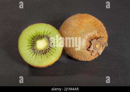 Geschnittene Kiwi auf schwarzem Hintergrund Stockfoto