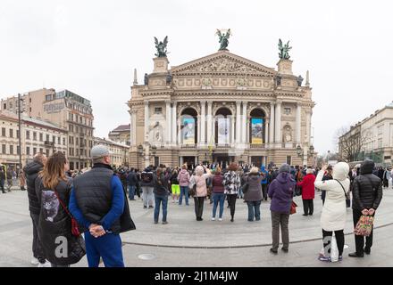 Lviv, Ukraine - 26. März 2022: Konzert in der Nähe der Lviv National Opera während des russischen Krieges Stockfoto