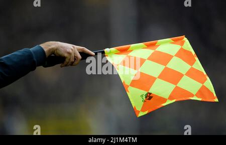 Signal Iduna Park Dortmund, Deutschland 28.11.2009, Fußball: Bundesliga-Saison 2009/10, Borussia Dortmund (BVB, gelb) vs 1899 Hoffenheim (1899, blau) 0:0 – Assistentin Schiedsrichter Flagge Stockfoto