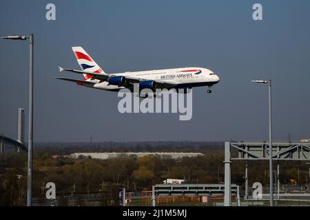 London, Großbritannien. 26. März 2022. Eine British Airways A380 nähert sich dem Flughafen London Heathrow, um zu landen. (Foto: Dinendra Haria/SOPA Images/Sipa USA) Quelle: SIPA USA/Alamy Live News Stockfoto